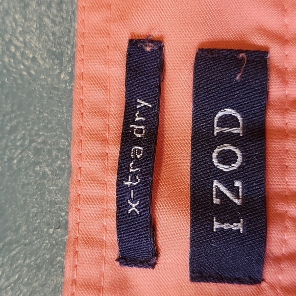 IZOD, ladies coral skort. Size 8 X-tra dry. 1 Zipper pocket. 100% polyester golf - Picture 4 of 7